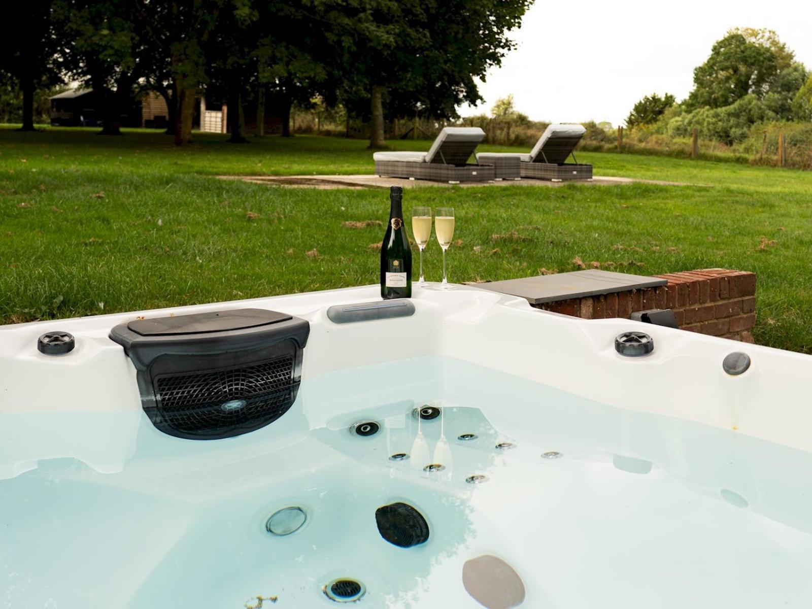 فيلا Chilterns Countryside Hideaway With Hot Tub Pass The Keys برينسيس ريسبورو المظهر الخارجي الصورة